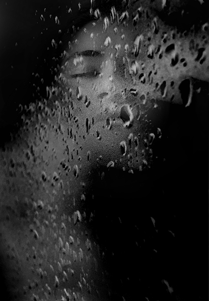 zwartwit kunstfoto van vrouw met druppels