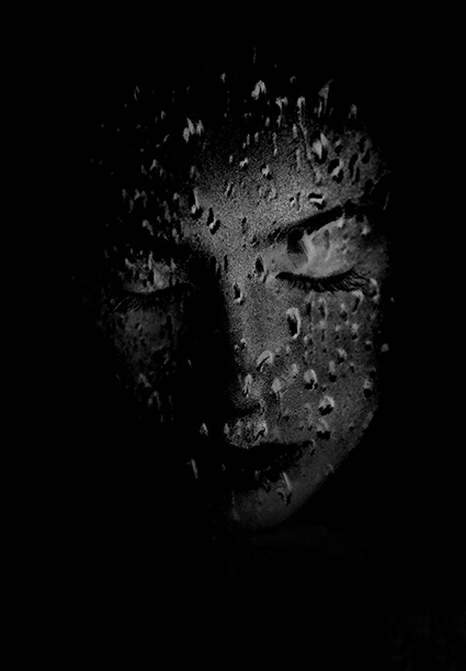 zwartwit kunstfoto van gezicht met druppels