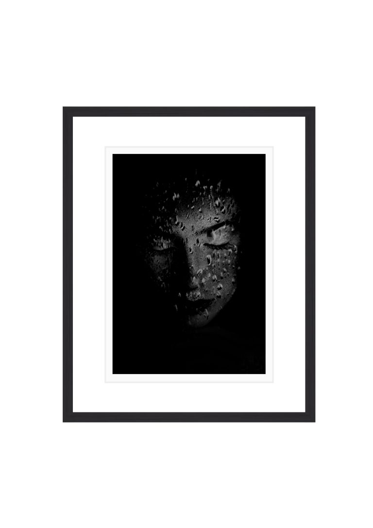 zwartwit kunstfoto van gezicht met structuur in houten lijst met artglas
